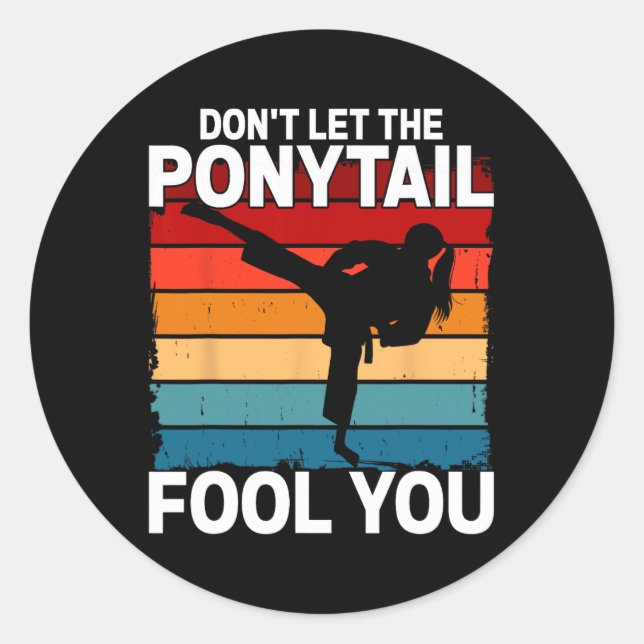 Sticker Rond Don't Let The Ponytail Fool You Girl Women Karate  (Devant)