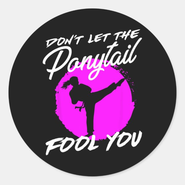 Sticker Rond Dont Let The Ponytail Fool You I Funny Karate  (Devant)