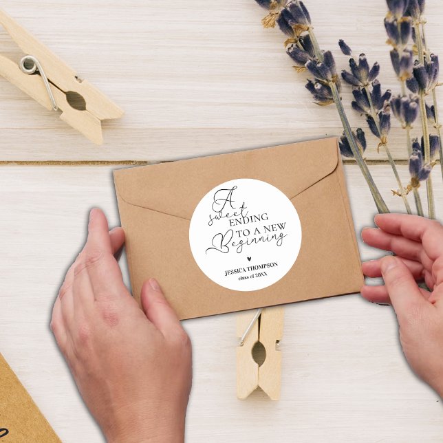 Sticker Rond Douce fin à un nouveau départ 2024 Remise de diplô (Sweet Ending to New Beginning 2024 Graduation Classic Round Sticker)