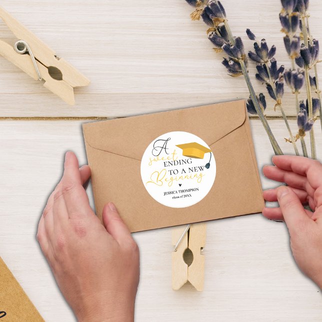 Sticker Rond Douce fin à un nouveau départ 2025 Remise des dipl (Sweet Ending to New Beginning 2025 Graduation Classic Round Sticker)