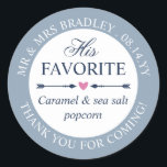 Sticker Rond Dove Bleu Coeur Flèche Sa Faveur De Mariage Favori<br><div class="desc">Personnalisé ses stickers de bonbons mariages préférés pour vos sacs de gâterie mariages que vous allez donner à vos invités comme un merci d'avoir assisté à votre mariage! Dans le texte courbe contre une bordure bleue poussiéreuse, ajoutez vos noms, la date mariage et un merci. Écrivez le type de traitement...</div>