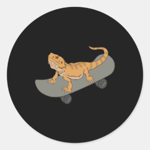 Sticker Rond Dragon barbu drôle sur skateboard Lézard de compag