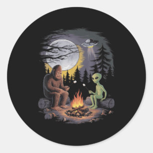 Sticker Rond Drôle Alien Et Bigfoot Randonnée Lune Sasquatch Uf