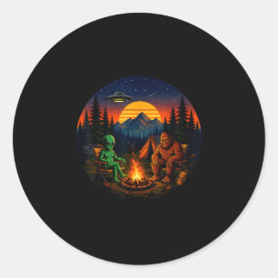 Sticker Rond Drôle bigfoot alien camping rétro ovni feu de camp