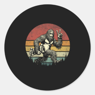 Sticker Rond Drôle Bigfoot Rétro Skateur Vintage Sasquatch Plan