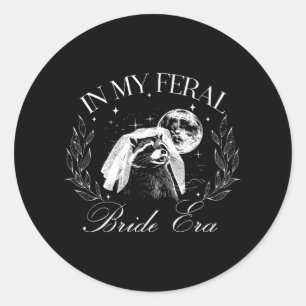 Sticker Rond Drôle Dans Mon Épouse Feral Era Cute Bride Raccoon