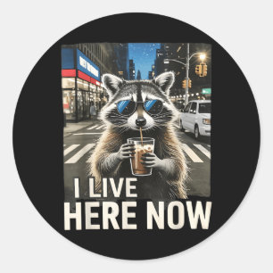Sticker Rond Drôle de Raton Laveur Café Glacé Je Vis Ici Poubel