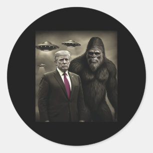 Sticker Rond Drôle de rencontre de conspiration de Trump Bigfoo