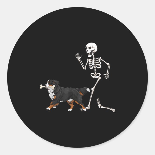 Sticker Rond Drôle Halloween Bernese Mountain Dog Et Skeleton (Devant)