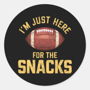 Sticker Rond Drôle Je suis juste ici pour les snacks Football 1