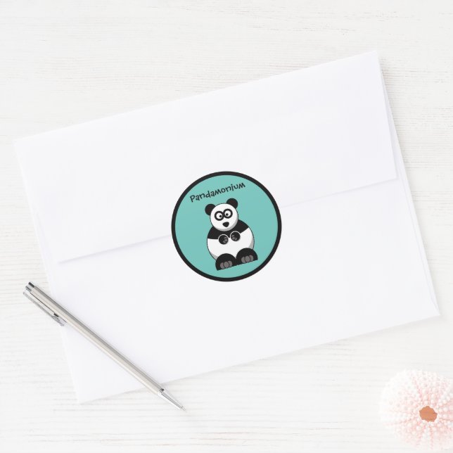 Sticker Rond Drôle Pandamonium Panda Cartoon, Mignonne Pun Stre (Enveloppe)
