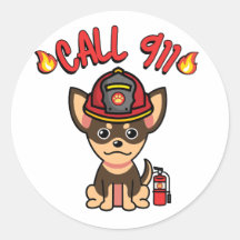 Drôle petit chien est pompier