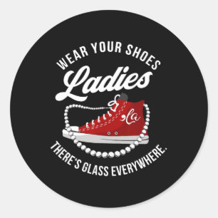 Sticker Rond Drôle Portez vos chaussures Dames Il y a du verre 