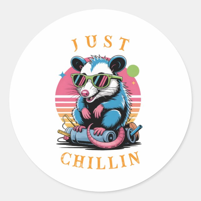 Sticker Rond Drôle Rétro "Juste Chillin" Opossum (Devant)