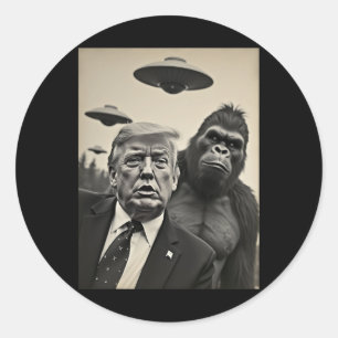 Sticker Rond Drôle selfie de Trump avec Bigfoot, des ovnis et u