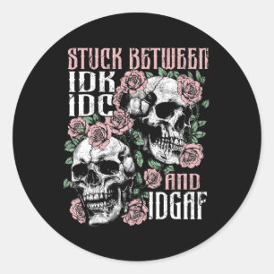 Sticker Rond Drôle Skeleton Coincé Entre Idk Idc Idgaf Hallowe