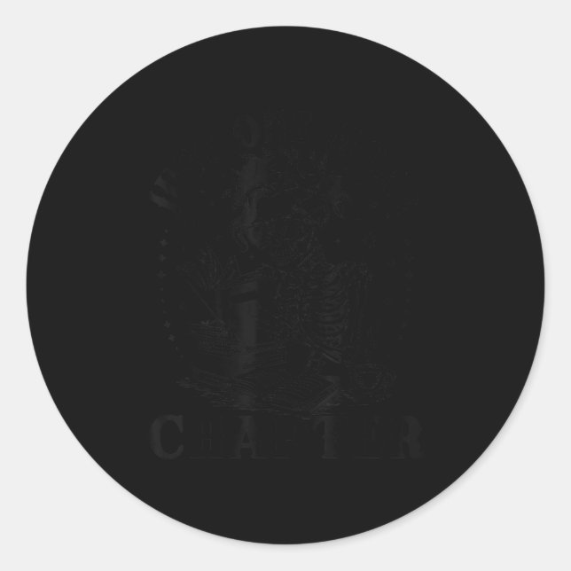 Sticker Rond Drôle Skeleton Lecture Livre Juste Un Chapitre De  (Devant)