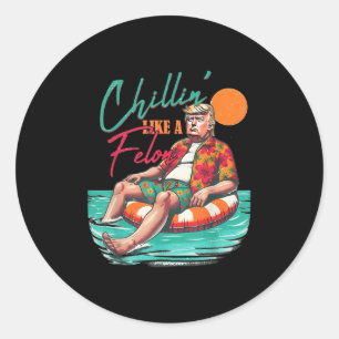 Sticker Rond Drôle Trump Chilling Comme Un Felon Été 2024