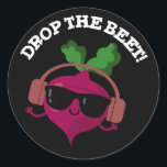 Sticker Rond Drop La Beet Funny Musique Veggie Pun Dark BG<br><div class="desc">Drop The Beet Funny Musique Veggie Pun dispose d'une betterave mignonne grooving au rythme dans les lunettes et casques. Un cadeau de jeu de mots parfait pour la famille et les amis qui aiment les puns de betterave à musique mignonne.</div>