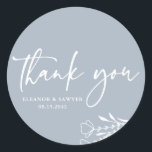 Sticker Rond Dusty bleu minimaliste Bouquet Mariage Merci<br><div class="desc">Envoyez des remerciements avec ces autocollants de remerciement personnalisables. Il dispose d'un bouquet floral minimaliste, d'un script manuscrit et d'une typographie simple. Personnalisez ces étiquettes de remerciement en ajoutant des noms et des messages. Ces autocollants de remerciement floraux sont parfaits pour les mariages, les baby showers, les douches nuptiales, les...</div>
