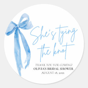 Sticker Rond Dusty Blue Bow She's Tying the Knot Fête des marié