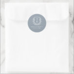 Sticker Rond Dusty Blue Crest Moderne Monogramme Mariage<br><div class="desc">Ajoutez une touche d'élégance à votre mariage avec l'autocollant rond Mariage Monogramme moderne Dusty Blue Crest. Doté d'un arrière - plan bleu poussiéreux, d'un emblème de crête raffiné et d'un monogramme personnalisé, cet autocollant est parfait pour améliorer vos invitations de mariage, vos faveurs ou votre papeterie. Son design doux et...</div>