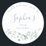 Sticker Rond Dusty Blue Fleur sauvage Rustic Boho Anniversaire<br><div class="desc">Elégante délicate aquarelle fleur sauvage couronne les détails de votre événement. Palettes pastel de jaune tendre, blanc cassé, vert sauge, bleu poussiéreux, verdure botanique, simple et romantique. Super quelque chose de bleu douche nuptiale préférez les autocollants pour la fête d'anniversaire rustique moderne, la douche nuptiale du jardin de campagne, et...</div>
