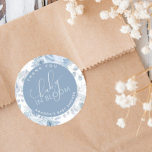 Sticker Rond Dusty Blue Floral Baby dans le Baby shower de fleu