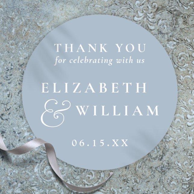 Sticker Rond Dusty Blue minimaliste Monogram Mariage Merci (Dusty Blue Minimalist Monogram Wedding Thank You Classic Round Sticker)