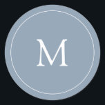 Sticker Rond Dusty Blue | Monogramme Mariage<br><div class="desc">Cet autocollant de mariage simple mais élégant est doté d'un arrière - plan bleu poussiéreux et tendance avec votre initiale en texte blanc moderne,  et d'un cadre circulaire blanc assorti. Il est fait pour se coordonner parfaitement avec notre collection de mariages "subtil roses d'aquarelle".</div>