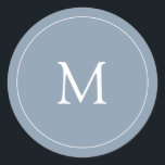 Sticker Rond Dusty Blue | Monogramme Mariage<br><div class="desc">Cet autocollant de mariage simple mais élégant est doté d'un arrière - plan bleu poussiéreux et tendance avec votre initiale en texte blanc moderne,  et d'un cadre circulaire blanc assorti. Il est fait pour se coordonner parfaitement avec notre collection de mariages "subtil roses d'aquarelle".</div>