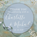 Sticker Rond Dusty Blue Signature Mariage Favoriser Merci<br><div class="desc">Dusty bleu signature mariage faveur merci sticker rond classique avec des noms de style signature. Personnalisez avec vos informations de remerciement spéciales en typographie blanche chic. Conçu par Thisisnotme©</div>