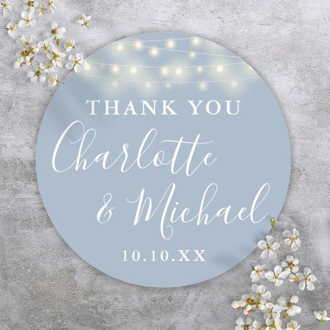 Sticker Rond Dusty Blue String éclaire mariage Favor Merci (Dusty Blue String Lights Wedding Favor Thank You Classic Round Sticker)