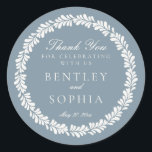 Sticker Rond Dusty Blue Talavera Espagne Fiesta Wedding Favoris<br><div class="desc">Tout le monde adore une fiesta ! Cette collection est un étonnant mélange d'élégance et d'héritage culturel, inspiré par les motifs traditionnels mexicains de tuiles Talavera. La terre bleu terreux à la frontière florale de Terracotta exhale le raffinement et une touche de charme festif, ce qui en fait un lieu...</div>