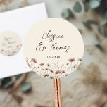 Sticker Rond Earthtone Boho Fleurs sauvages Couple's Names Mari<br><div class="desc">Ces stickers de mariage chic boho, simples mais beaux, portent les noms du couple et la date mariage avec une bordure de fleurs sauvages dans les nuances terreuses d'argile terre cuite et de rose poussiéreux. Les noms sont imprimés dans des lettres modernes et élégantes et l'arrière - plan est une...</div>