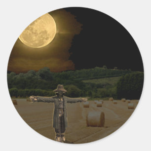 Sticker Rond Écart dans le champ de foin sous la Pleine lune