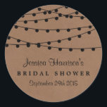 Sticker Rond Éclairage à cordes noires sur Fête des mariées Kra<br><div class="desc">Éclairage À Chaîne Noire Sur Stickers Fête des mariées Kraft Rustique. CORRESPONDANCE DES ÉLÉMENTS DE FÊTE DES MARIÉES com</div>