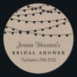 Sticker Rond Éclairage à cordes noires sur Fête des mariées Kra<br><div class="desc">Éclairage À Chaîne Noire Sur Stickers Fête des mariées Kraft Rustique.</div>