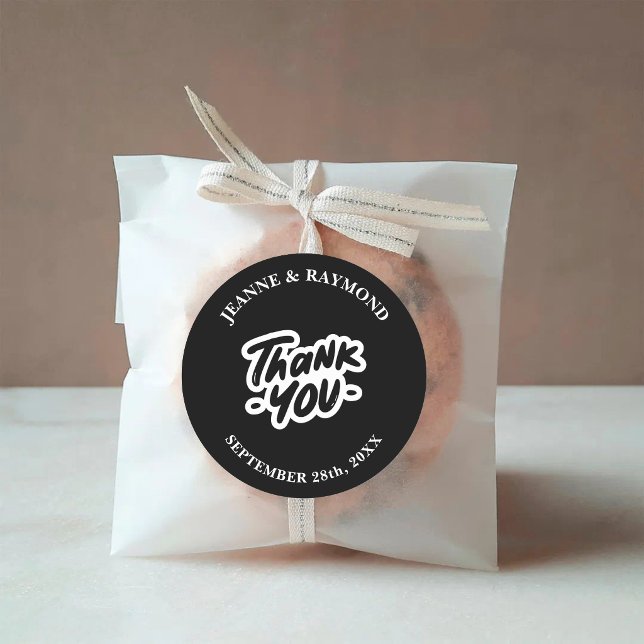 Sticker Rond Écriture Calligraphique Merci Noir Cadeau de Maria (Black calligraphy thank you sticker adds elegant style to wedding favor packaging.)