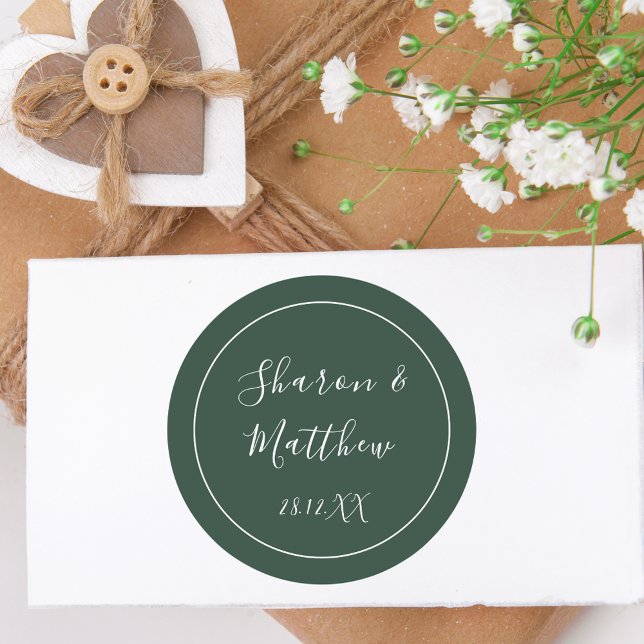 Sticker Rond Écriture Calligraphique Vert Émeraude pour Cadeau  (Calligraphy script favor sticker brings rich emerald charm to wedding celebration details.)