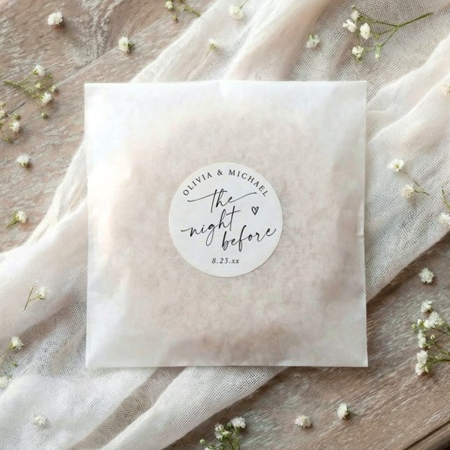 Sticker Rond Écriture manuscrite la veille de la répétition de  (Rehearsal dinner favor stickers with “the night before” in modern script, heart, and custom names)