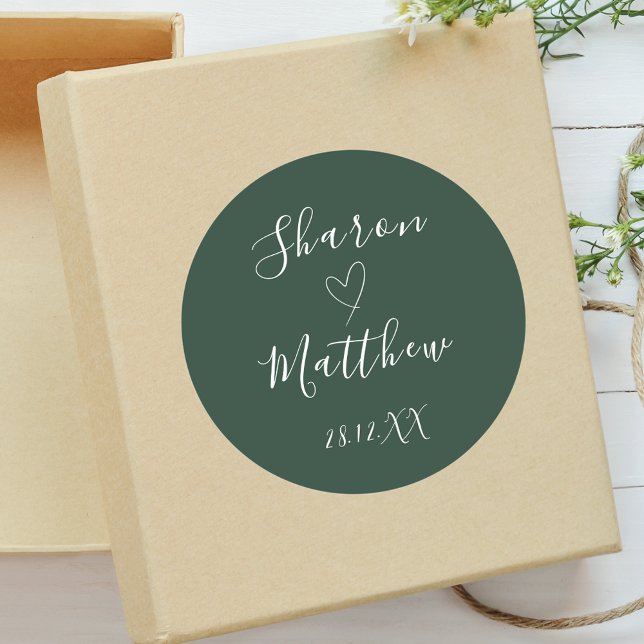 Sticker Rond Écriture Manuscrite Vert Émeraude Cadeau de Mariag (Handwritten script favor sticker brings rich emerald charm to wedding celebration details.)