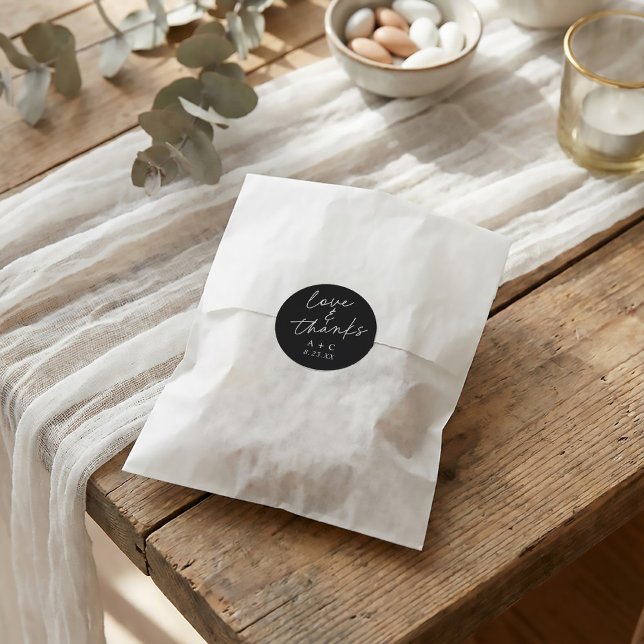 Sticker Rond Ecriture moderne mariage préféré (Modern black and white wedding favor tags)