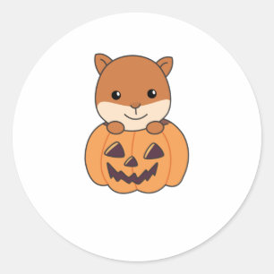 Sticker Rond Écureuil En Citrouille de doux animaux heureux Hal