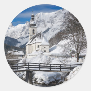 Sticker Rond Eglise dans la neige avec les Alpes