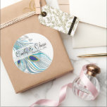 Sticker Rond Elégant Aqua Grey 3 Peacock Feaths Mariage<br><div class="desc">Élégant Lovebird Aqua Blue Green Peacock Feathers Mariage Sticker Peacock Inséparables Mariages Thèmes comprennent Gatsby, tourbillonnant les mariages Lovebird et Boho Bohemian Feather des années 20. Peacock Wedding Invitations Vintage Art nouveau Peacock Bird Parade Mariage -voir plus Vintages Bird Products Vintage Paisley Peacock Colors ou Fuchsia and Lime Paisley Faire-part...</div>