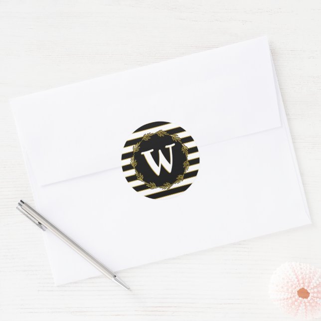 Sticker Rond Élégant Black White Gold Stripes Wreath Monogramme (Enveloppe)
