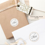 Sticker Rond Elégant blanc, Mariage Kraft Envelope Sceau/Favori<br><div class="desc">Élégant autocollant rustique Mariage moderne avec cercle intérieur style papier Kraft surligné d'un arrière - plan blanc avec des noms de couples ou message personnalisé autour du cercle et mot "Mariage" au centre dans une calligraphie manuscrite moderne. Une partie de notre "Modern Rustic Fine Calligraphy Kraft Stationery Collection" avec une...</div>