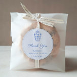 Sticker Rond Elégant bleu blanc Wedding shower Merci Favor<br><div class="desc">autocollants de Merci pour tout événement (indiqué ici pour un Wedding shower mais tous les champs de texte sont personnalisables). Le design comporte un pot de gingembre bleu et blanc aquarelle (à l'origine peint à la main par moi,  avant d'être scanné sous forme numérique).</div>