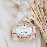 Sticker Rond Elégant Boho Dusty Blue Wedding Faveurs<br><div class="desc">Conçu pour coordonner avec notre collection de Mariages floraux pressés,  ce Sticker personnalisable présente des flancs d'aquarelle ditsy aux délicates vignes verdoyantes,  jumelé à une police de caractères de script moderne. Parfait pour toute saison. Pour effectuer des modifications anticipées,  sélectionnez Personnaliser -> Modifier à l'aide de l'outil de conception.</div>